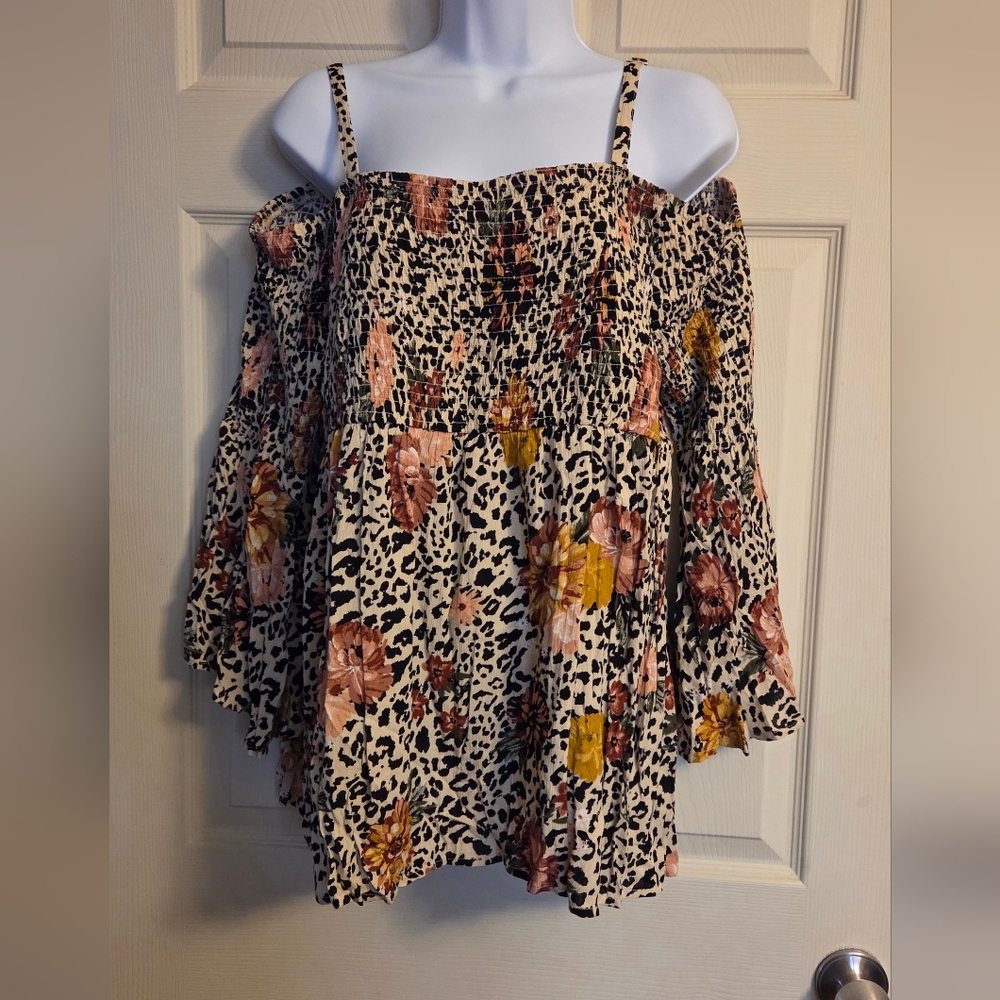 Torrid Floral Cold Shoulder Women's Top 1X NWT
